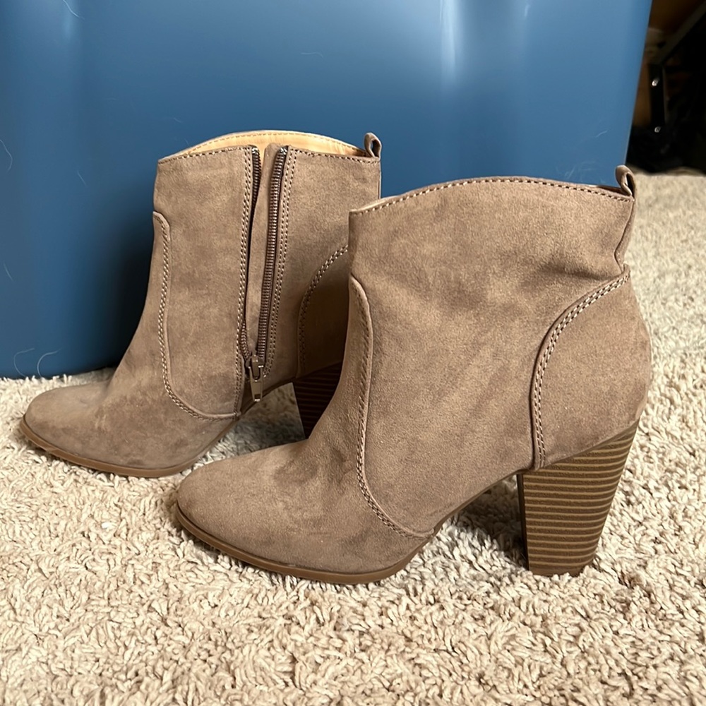 Brown suede Express booties